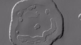 Ученые NASA обнаружили на Марсе гигантский смайлик